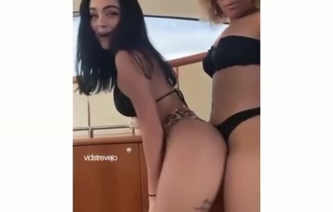 Malu Trevejo want doggy with her girlfriends !!!