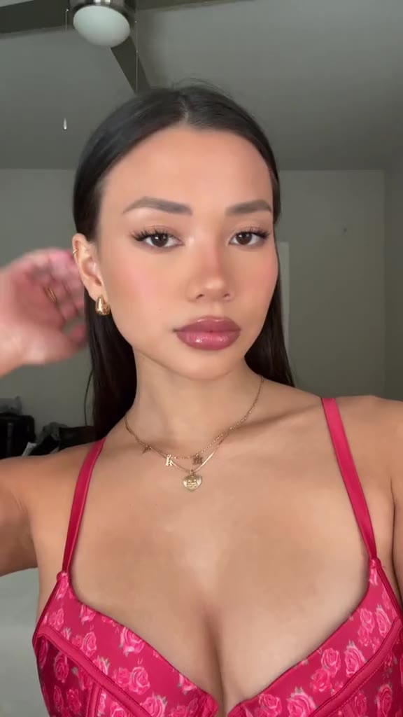 Meilani Kalei show off BOOBS before cam!!!