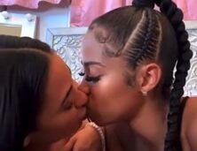 Himynamestee – Natural lesbians love kissing get very intimate