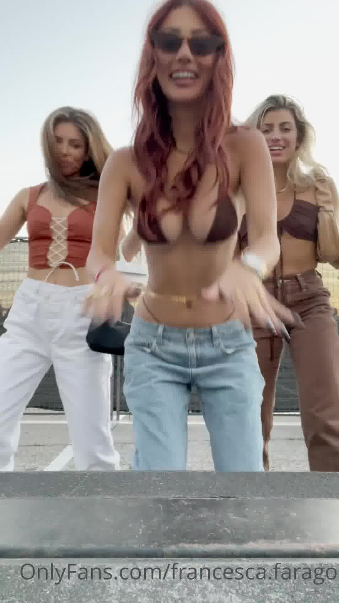 Francesca Farago NEW [0nlyfans] – With Friends shaking BOOBS outdoor !!!