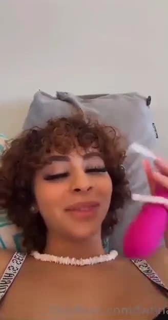 Fwtina rubbing cunt with dildo – New Video