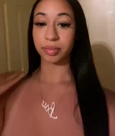 Jaden Newman Hot Video – Show BOOBS before cam !!!