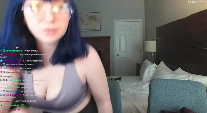 OMG !!! JustaMinx what’s she doing on cam
