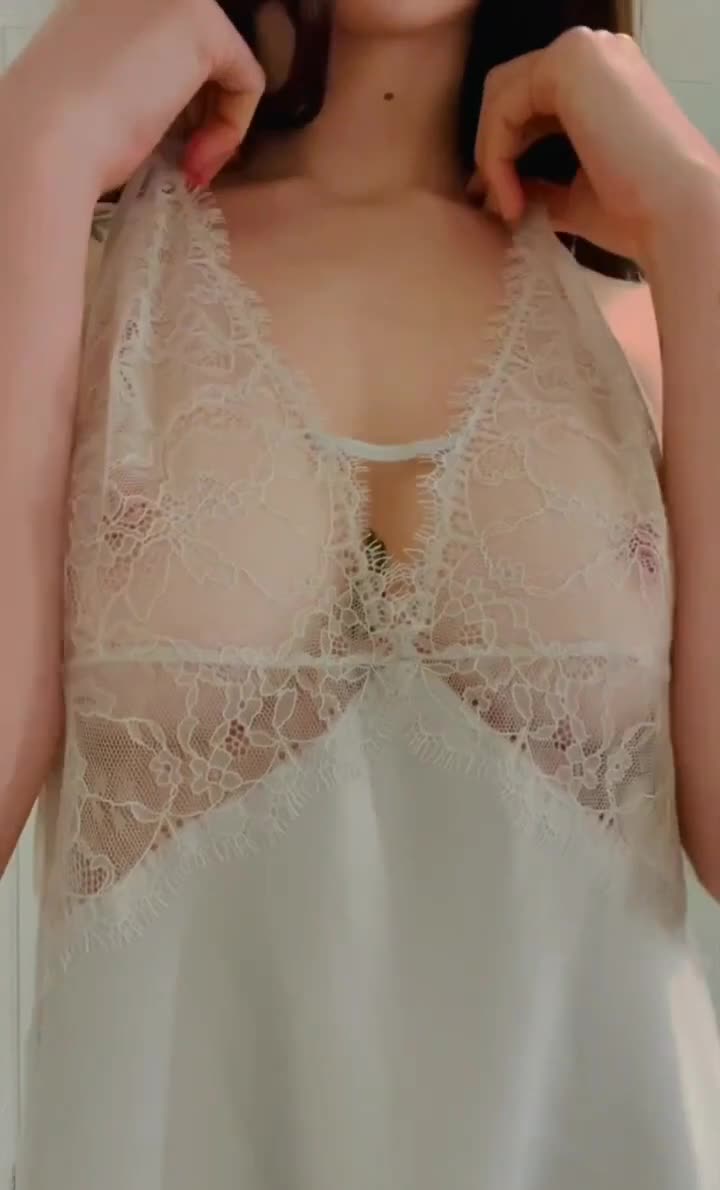Noemie Lili Hot [0nlyfans] – Naked BOOBS teasing !!!