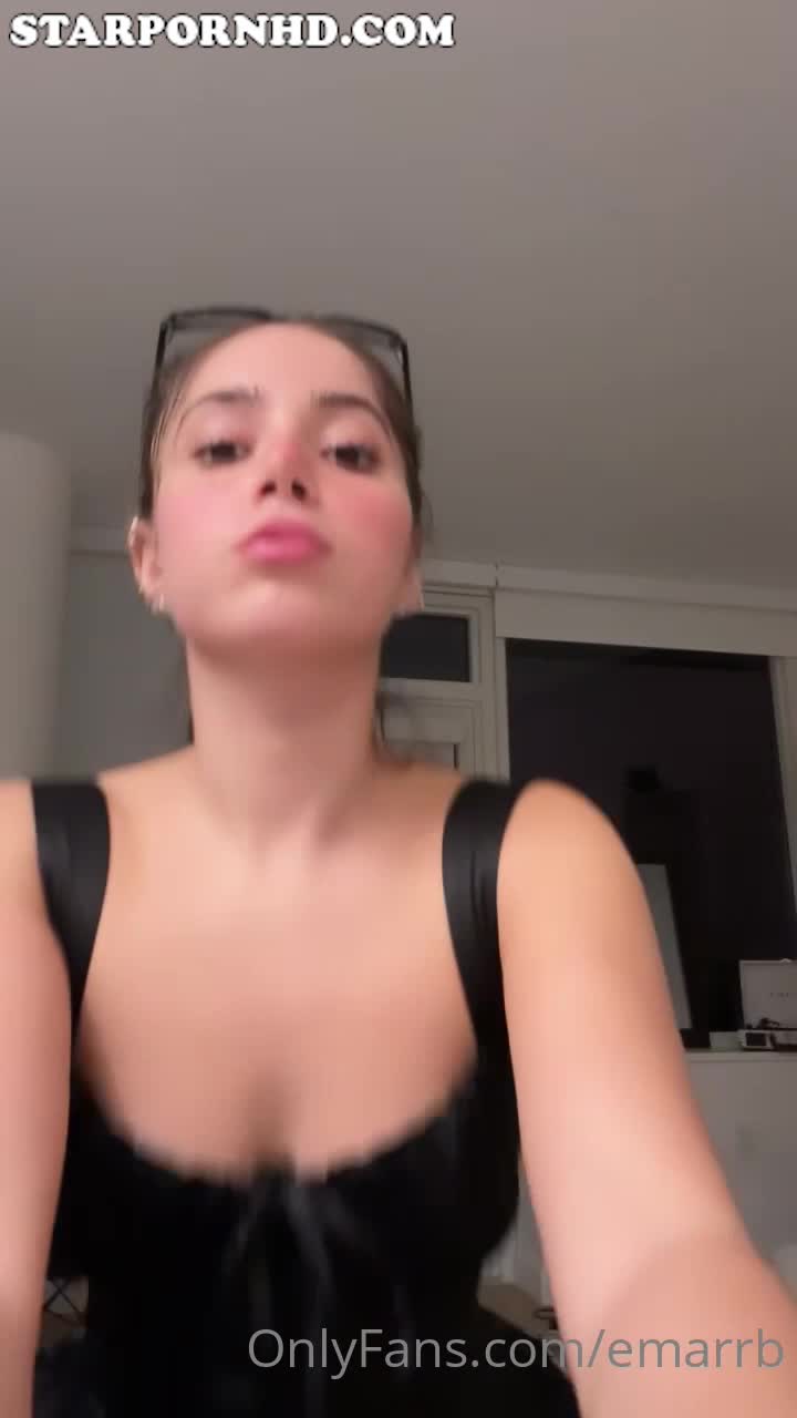 Emarrb Shaking Booty on cam !!! Video Onlyfans