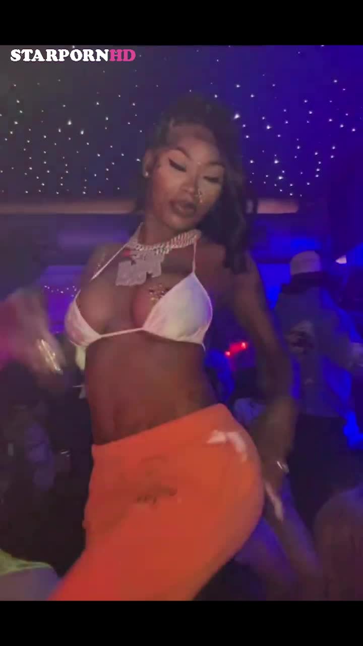 Asian Doll OF Leaked – Big Ass in party !!!