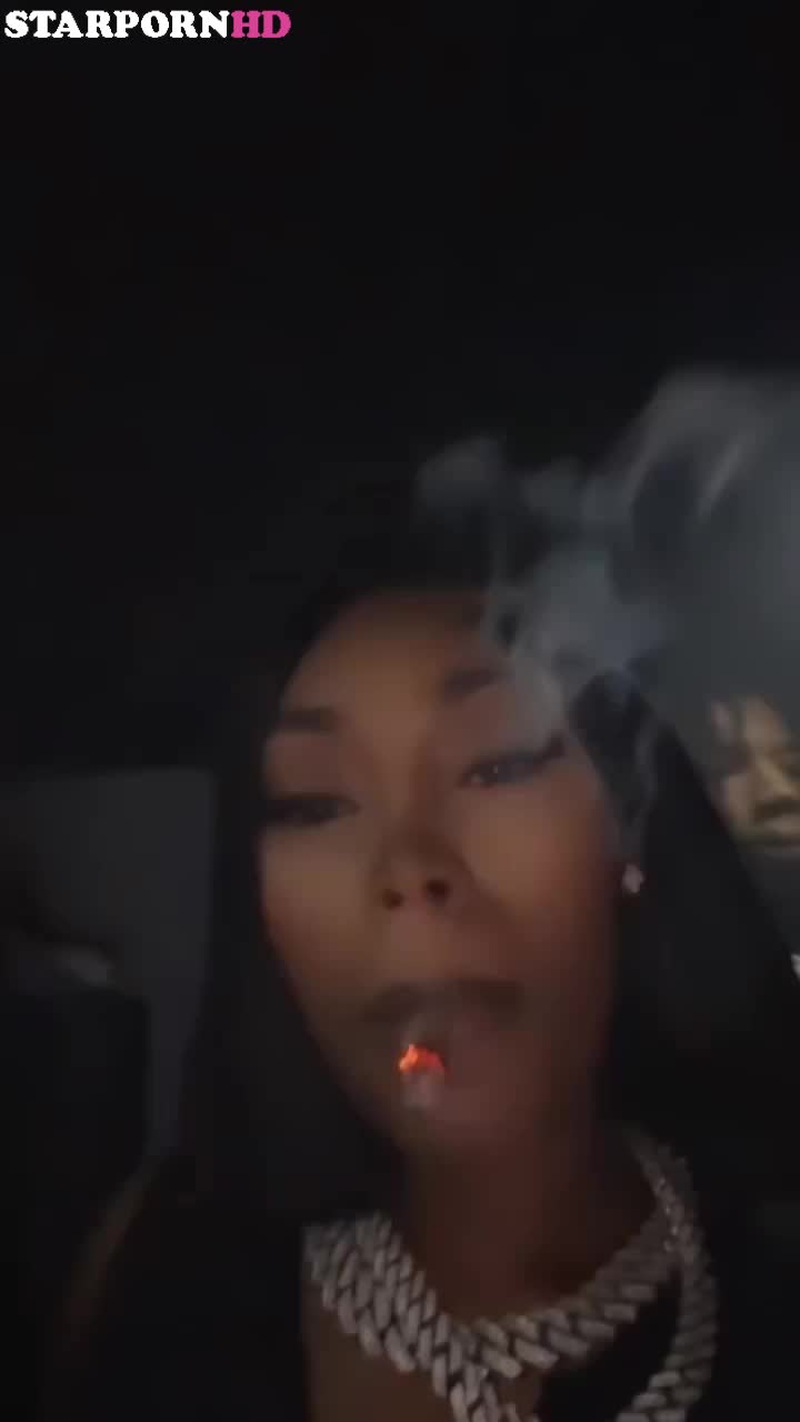 Asian Doll Smoking Wedd in car with friends !!!