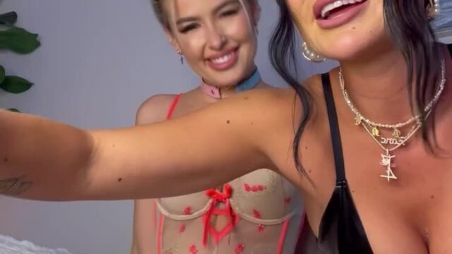 Elena Kamperi New Onlyfans Leaked with Friends on livestream !!!