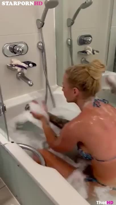 Ebanie Bridges Onlyfans Leaked – Naked body in bathtub !!!