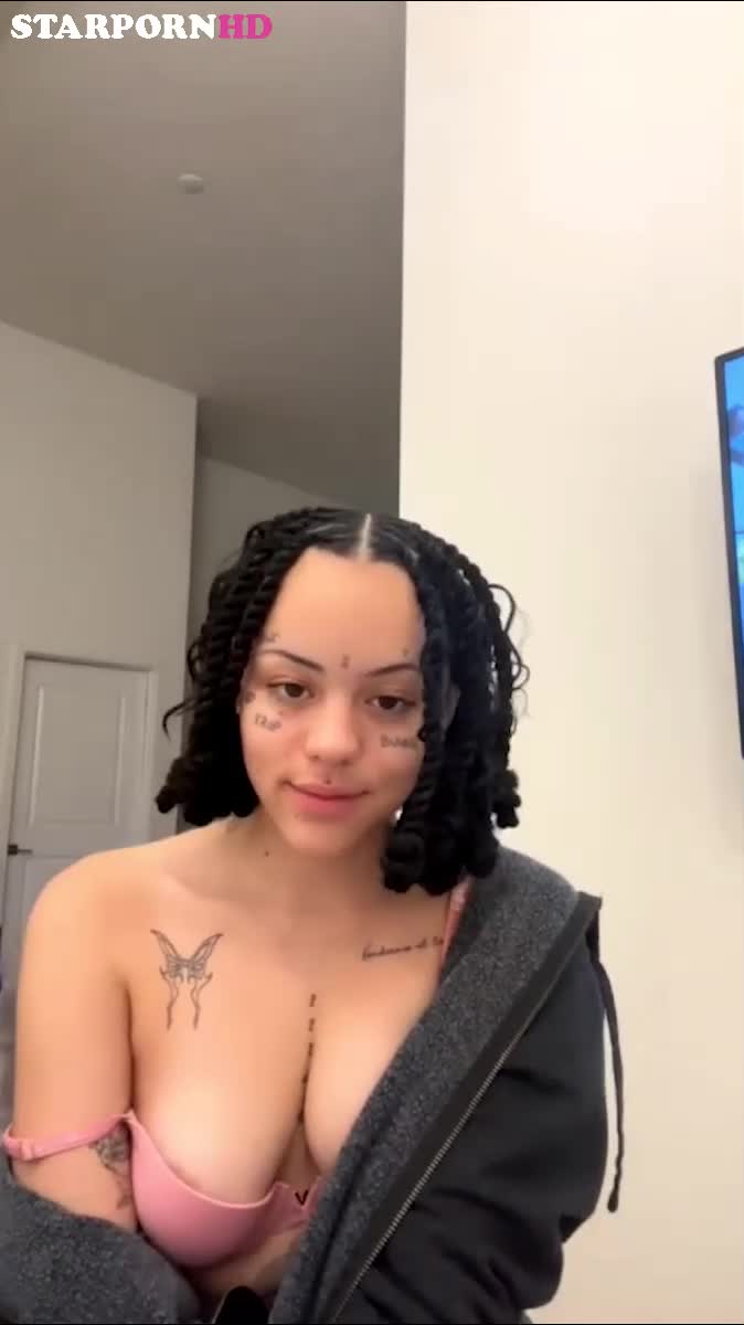 Ppcocaine Show off Boobs on stream – Video Onlyfans