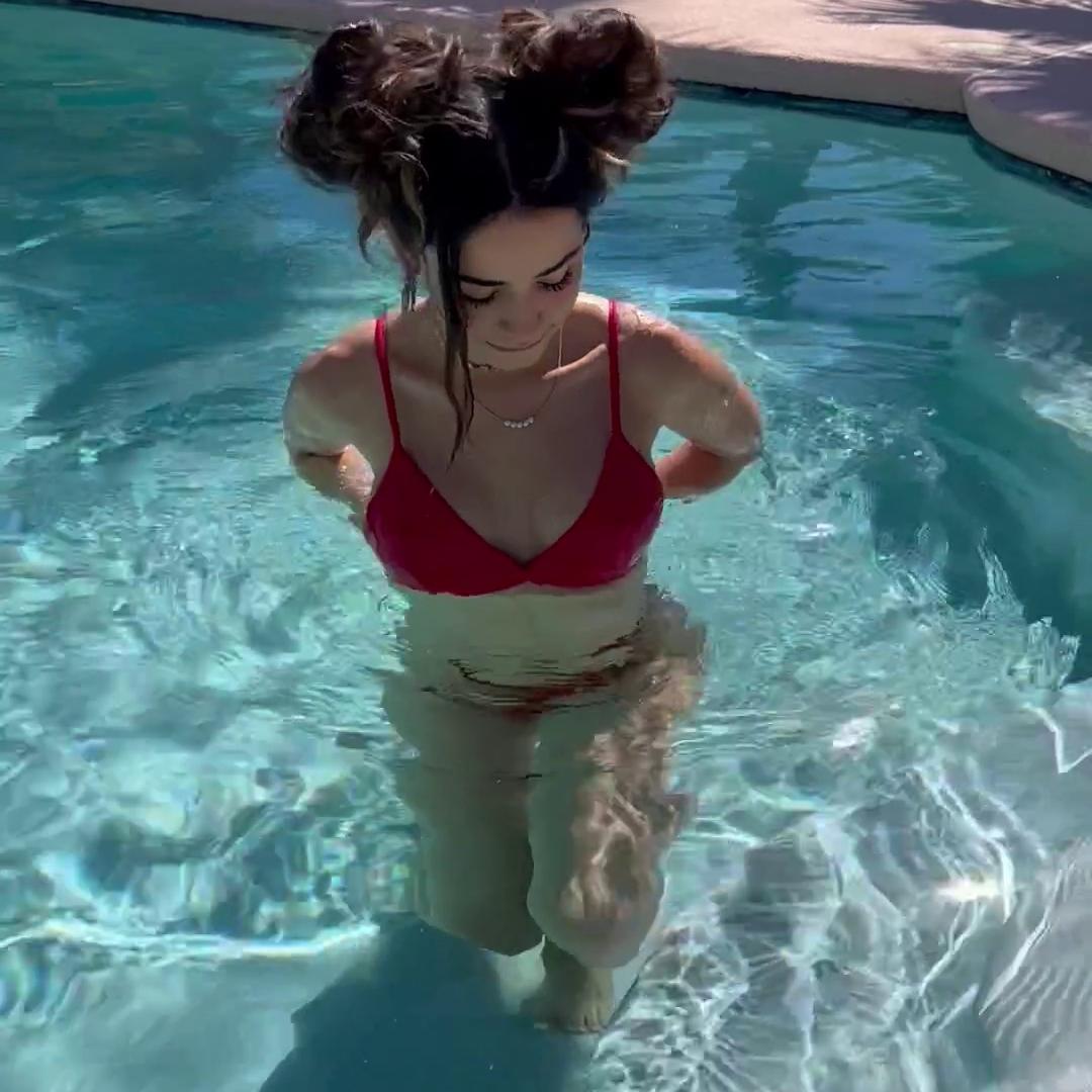 Jameliz Swimming pool naked